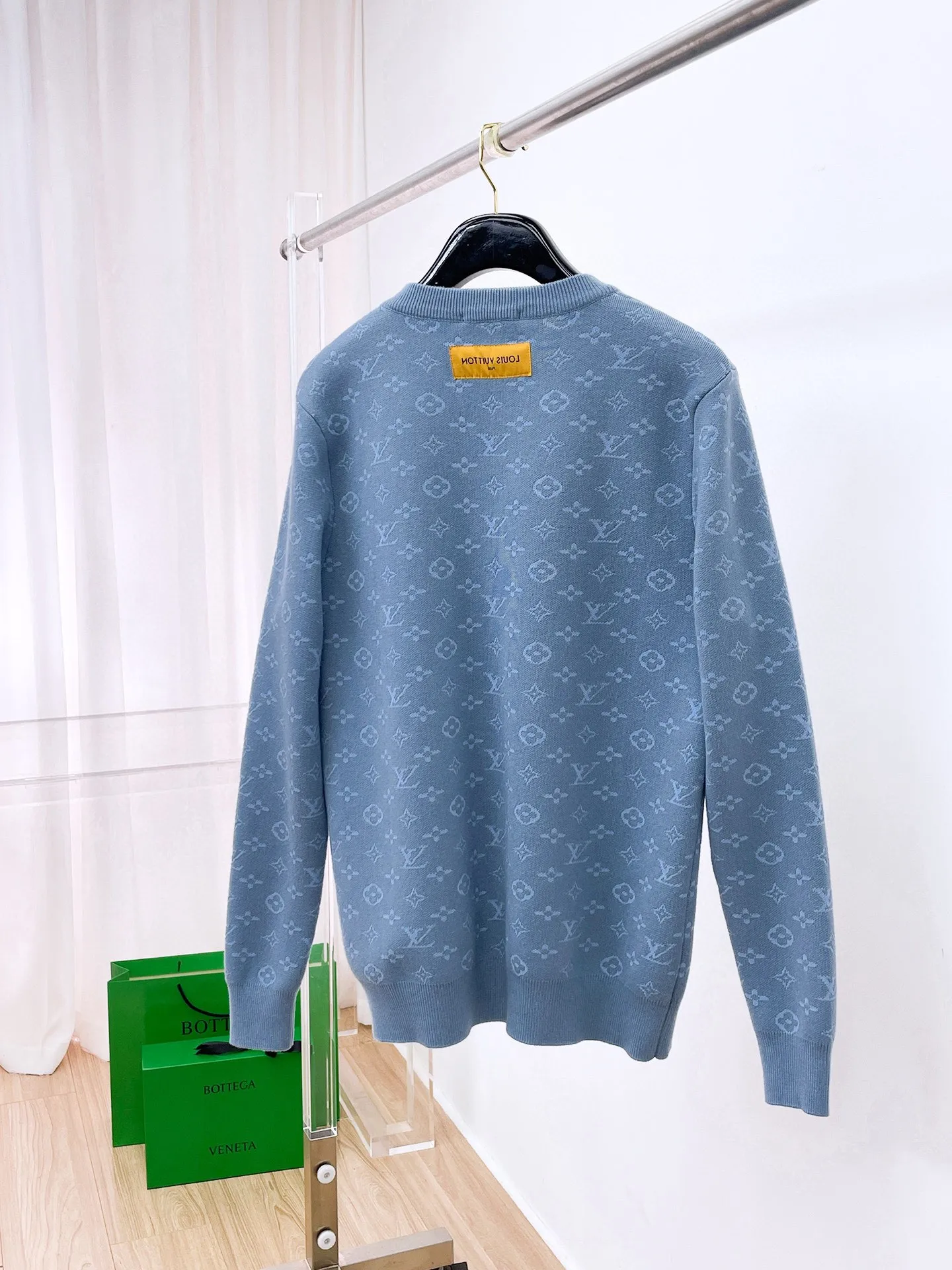 🅿️440 LV 2025ss new wool blended round neck long sleeve sweater cardigan bottoming shirt, high-end version! The custom-made fabrics at the counter are highly breathable and comfortable, with impeccable details and brand element design concepts, reflecting high quality. It feels delicate and soft! It presents a casual cut and the upper body shape is great! 🐉Code size: M-3XL